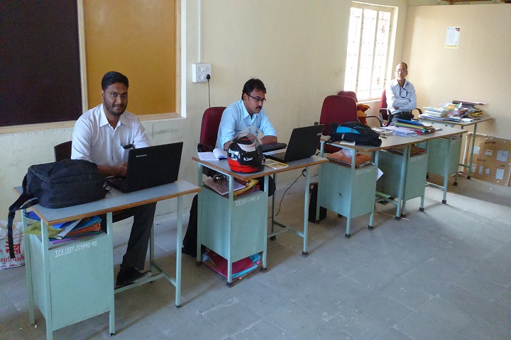 https://cache.careers360.mobi/media/colleges/social-media/media-gallery/23196/2019/6/17/Staff Room Of IQRA College of Education Jalgao_Others.jpg
